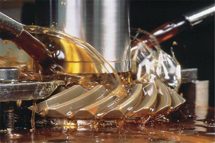 工業(yè)齒輪油的粘度等級一般是根據(jù)不同地區(qū)或季節(jié)的氣溫情況來選擇的