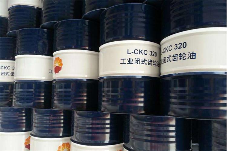 工業(yè)齒輪油對(duì)潤(rùn)滑油提出了自己的要求：首先要有適宜的粘度，能夠保持持久潤(rùn)滑